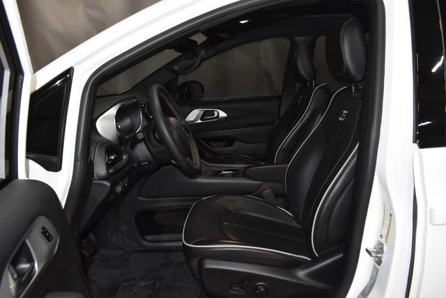 Certified 2025 Chrysler Pacifica Limited image 12