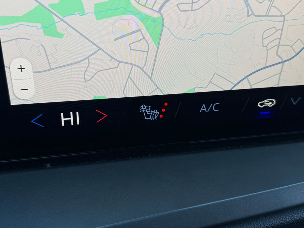 Used 2024 Chevrolet Traverse LT image 27