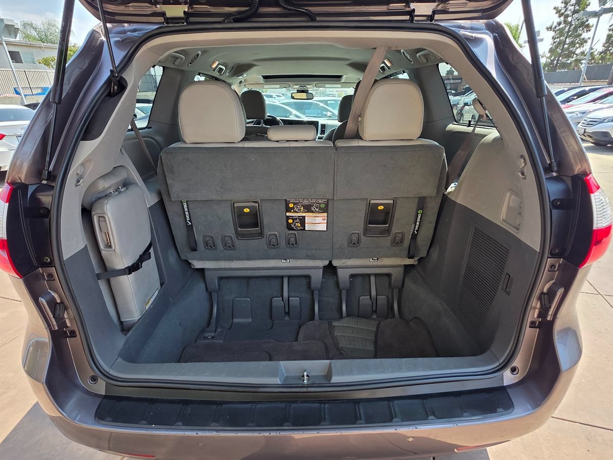 Used 2019 Toyota Sienna XLE w/ XLE Navigation Package FWD image 19