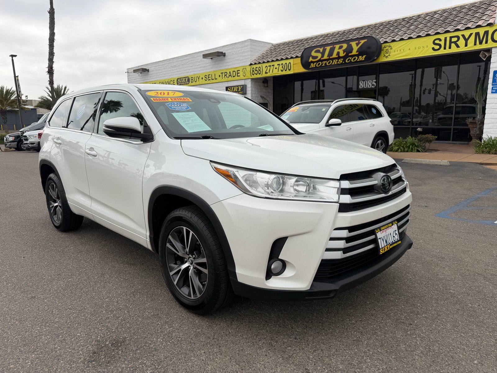 Used 2017 Toyota Highlander Plus w/ Carpet Mat Package FWD image 1