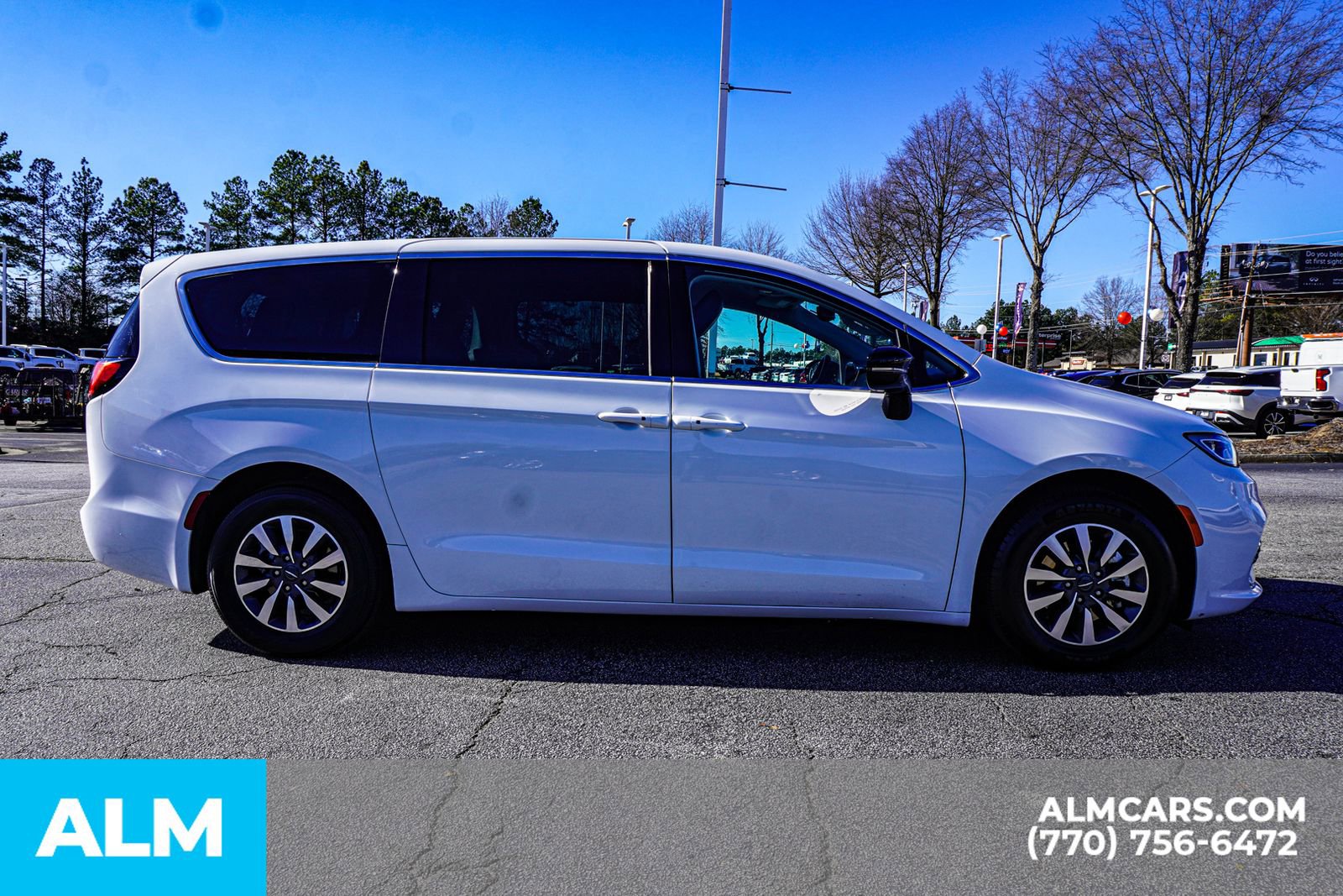 Used 2024 Chrysler Pacifica Select image 11