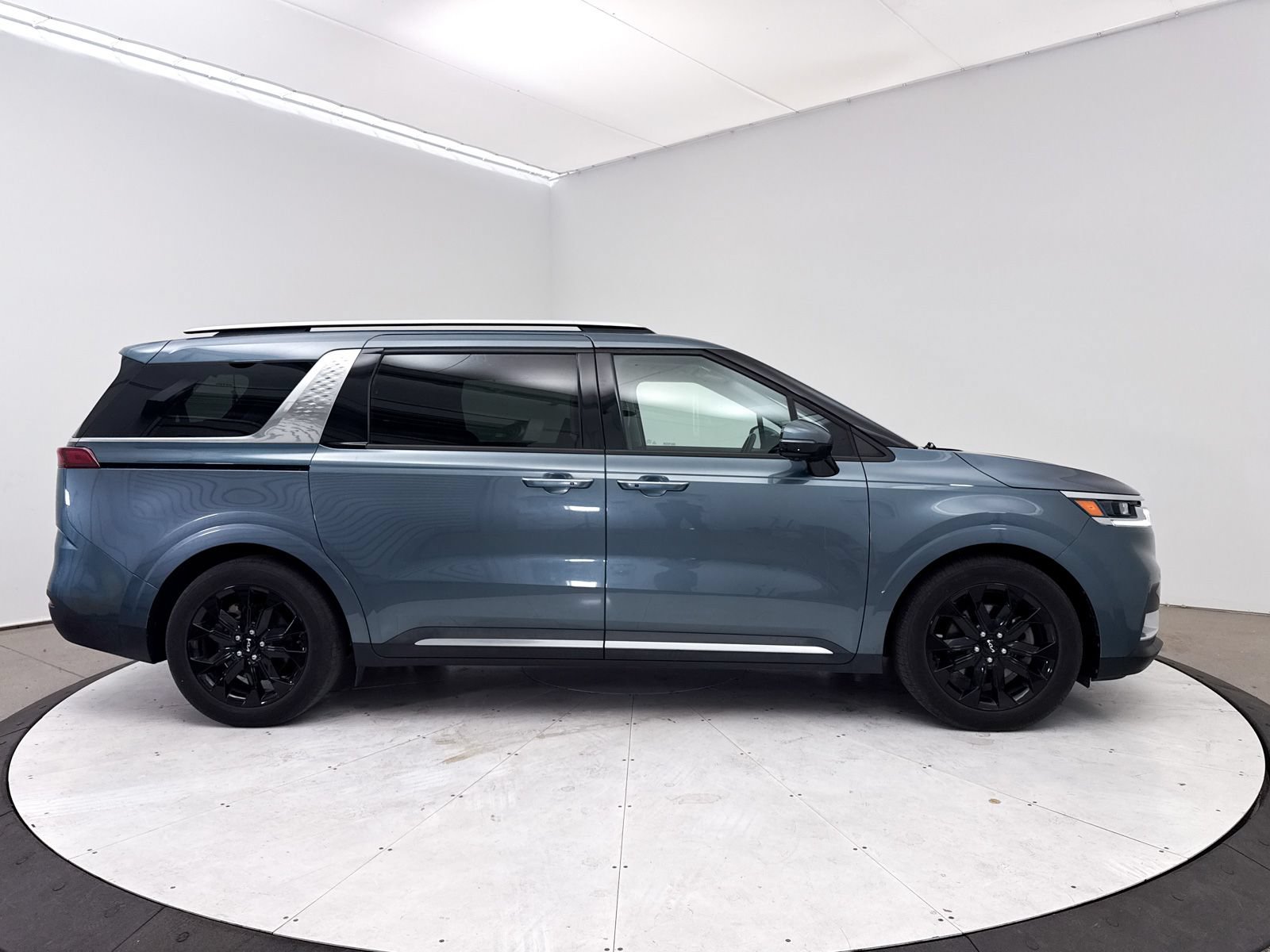 Used 2022 Kia Carnival SX FWD image 38