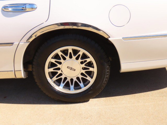 Used 2000 Lincoln Town Car Signature image 14