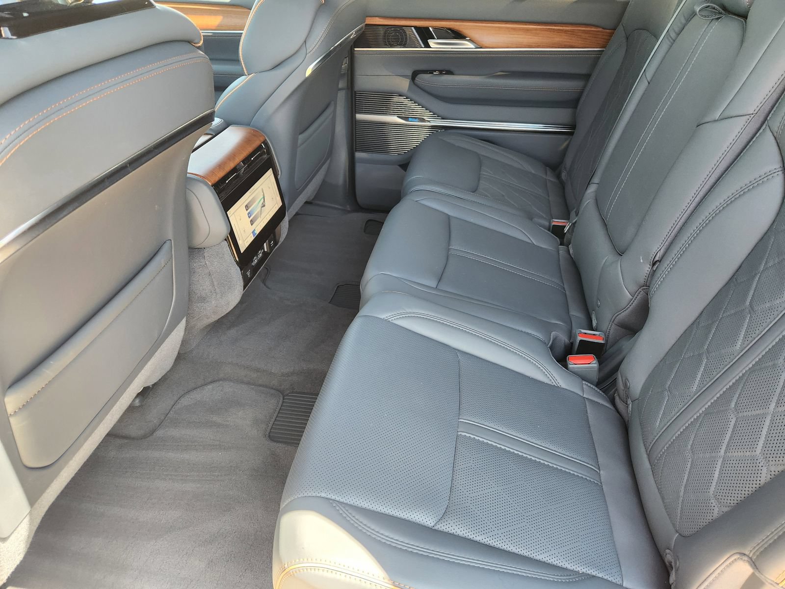 Used 2024 Jeep Grand Wagoneer Series III w/ Flexible Seating Group AWD/4WD image 33