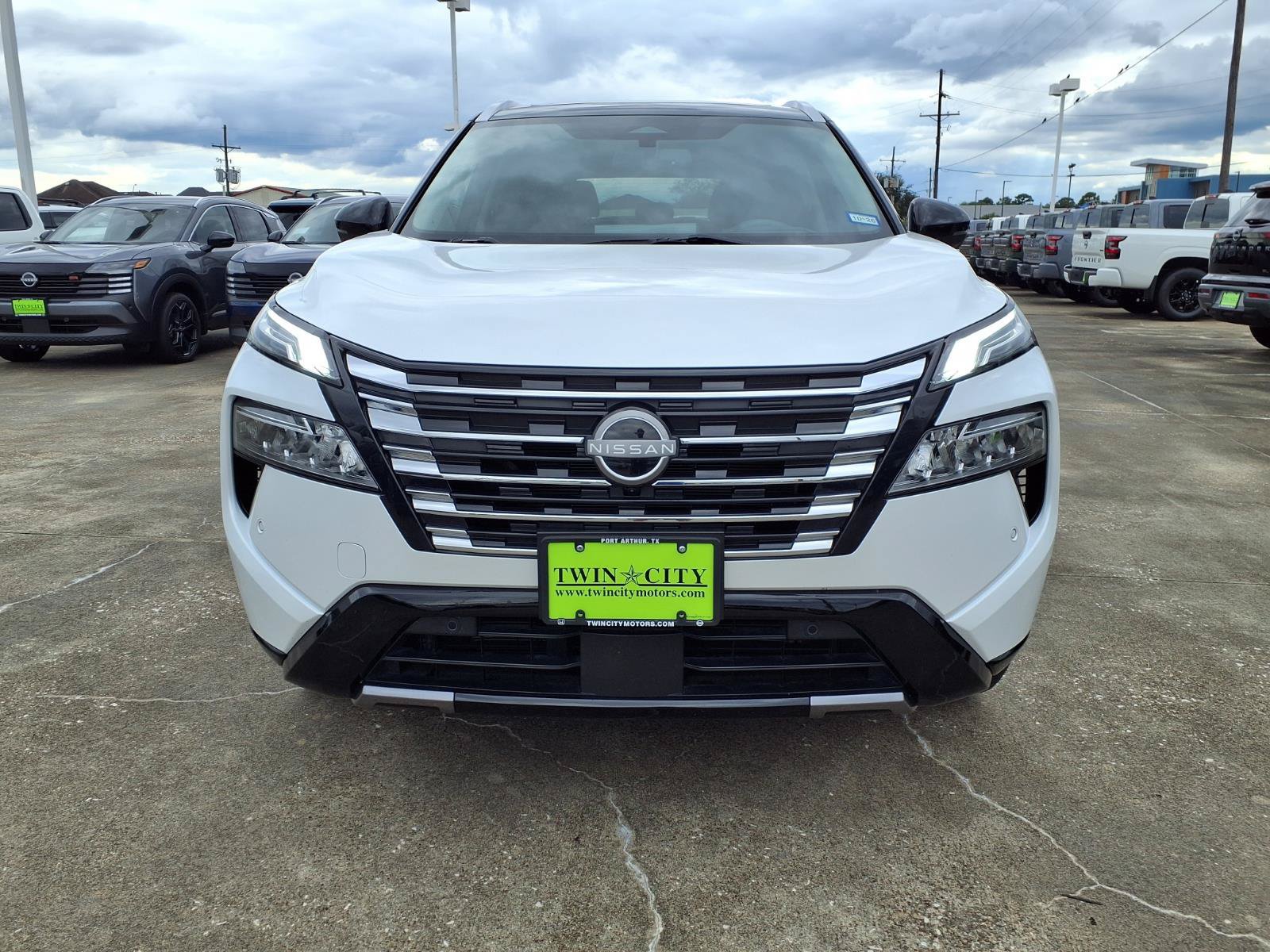 Used 2024 Nissan Rogue Platinum w/ Platinum Premium Package FWD image 3