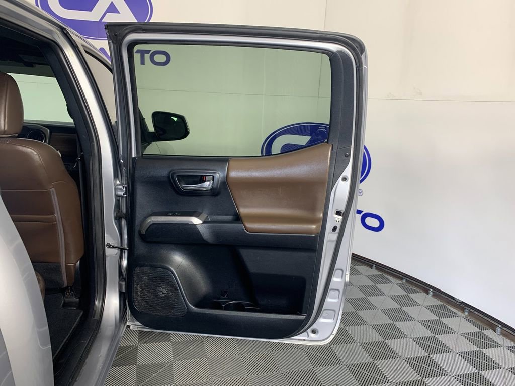 Used 2016 Toyota Tacoma Limited w/ Towing Package image 34