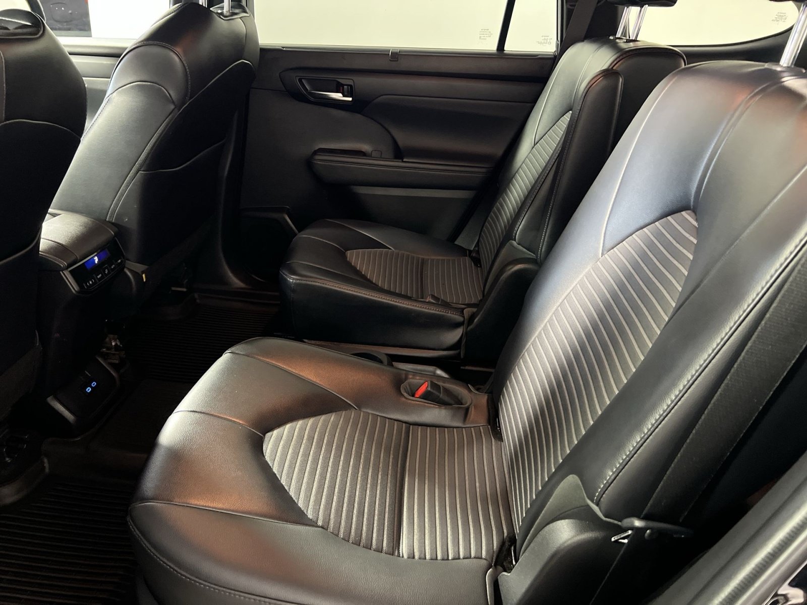 Used 2022 Toyota Highlander XSE AWD/4WD image 26