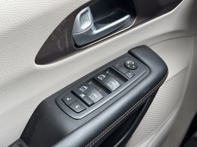 Used 2018 Chrysler Pacifica Touring-L Plus image 34