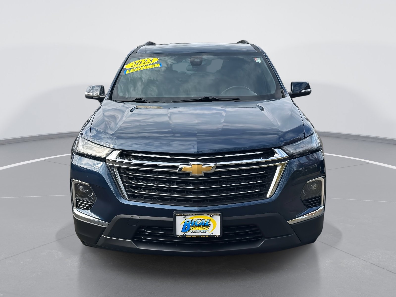 Used 2023 Chevrolet Traverse LT image 2
