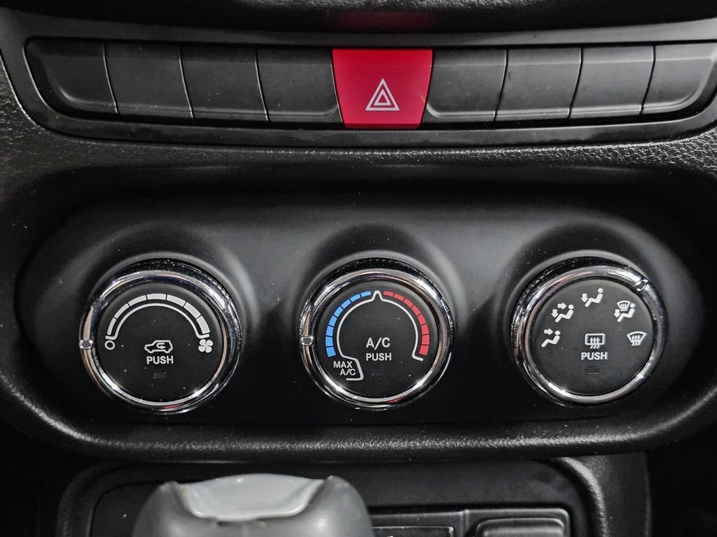 Used 2015 Jeep Renegade Latitude AWD/4WD image 19