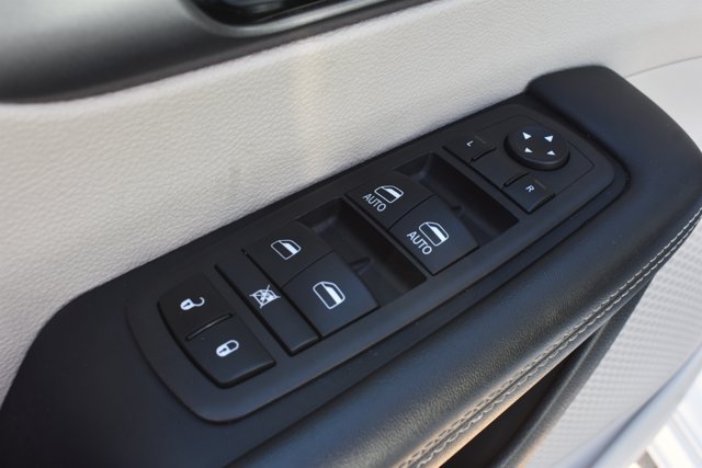 Used 2024 Chrysler Pacifica Limited FWD image 13