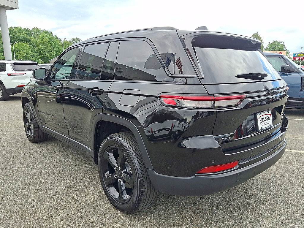 Used 2025 Jeep Grand Cherokee Limited w/ Black Appearance Package AWD/4WD image 28