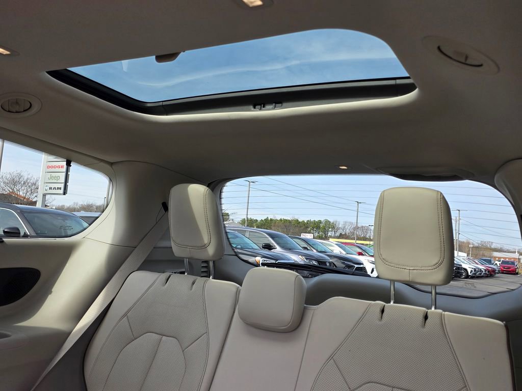 Used 2020 Chrysler Pacifica Limited image 36