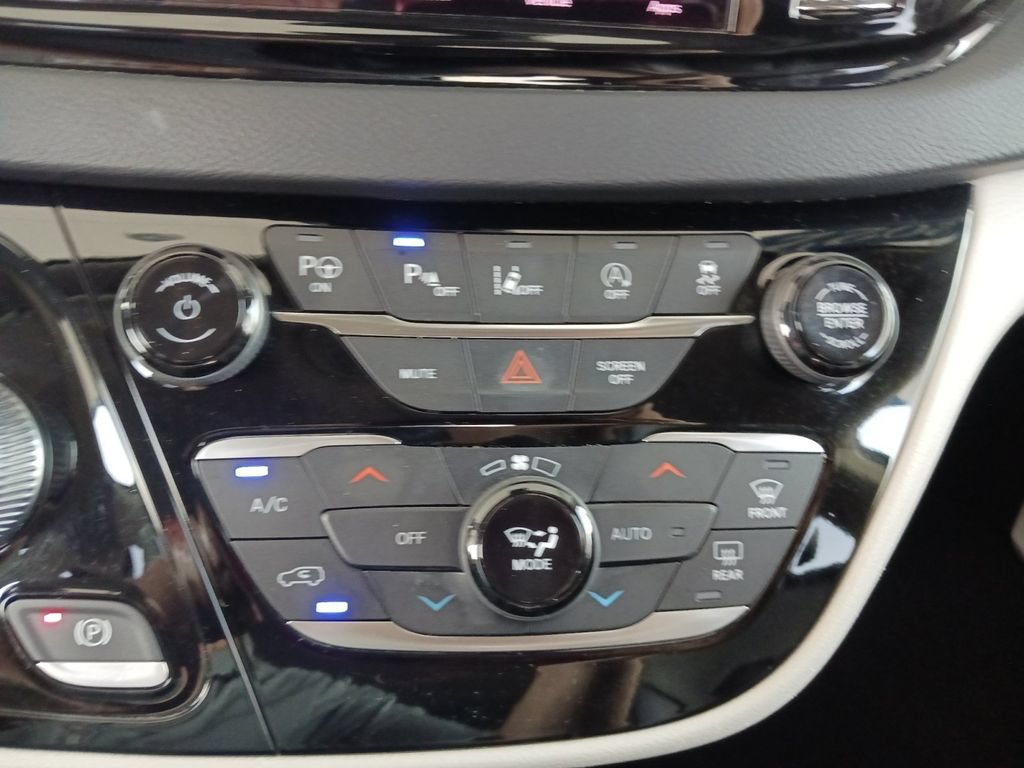Used 2022 Chrysler Pacifica Touring-L w/ Uconnect Theater Family Group FWD image 24