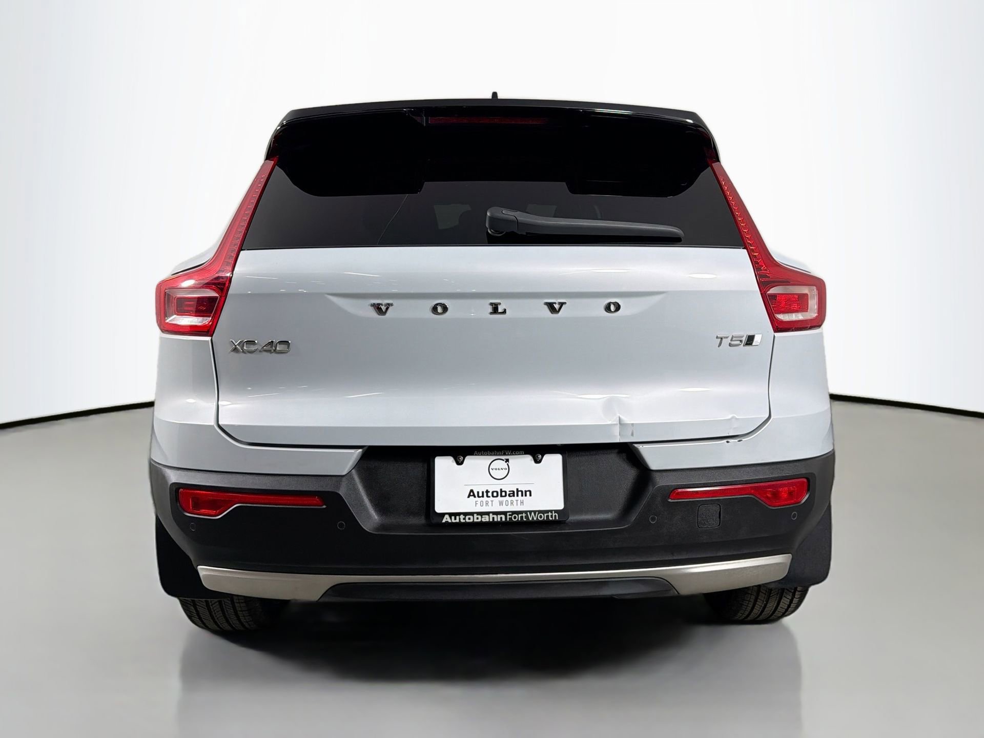 Used 2022 Volvo XC40 T5 R-Design w/ Advanced Package image 7