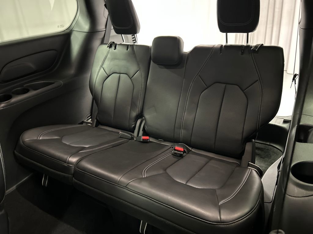 Used 2026 Chrysler Pacifica Select image 24