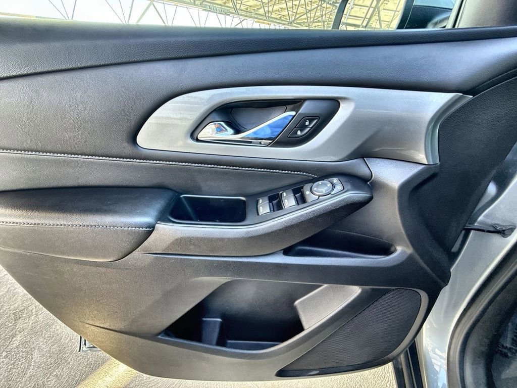 Used 2023 Chevrolet Traverse LT image 13