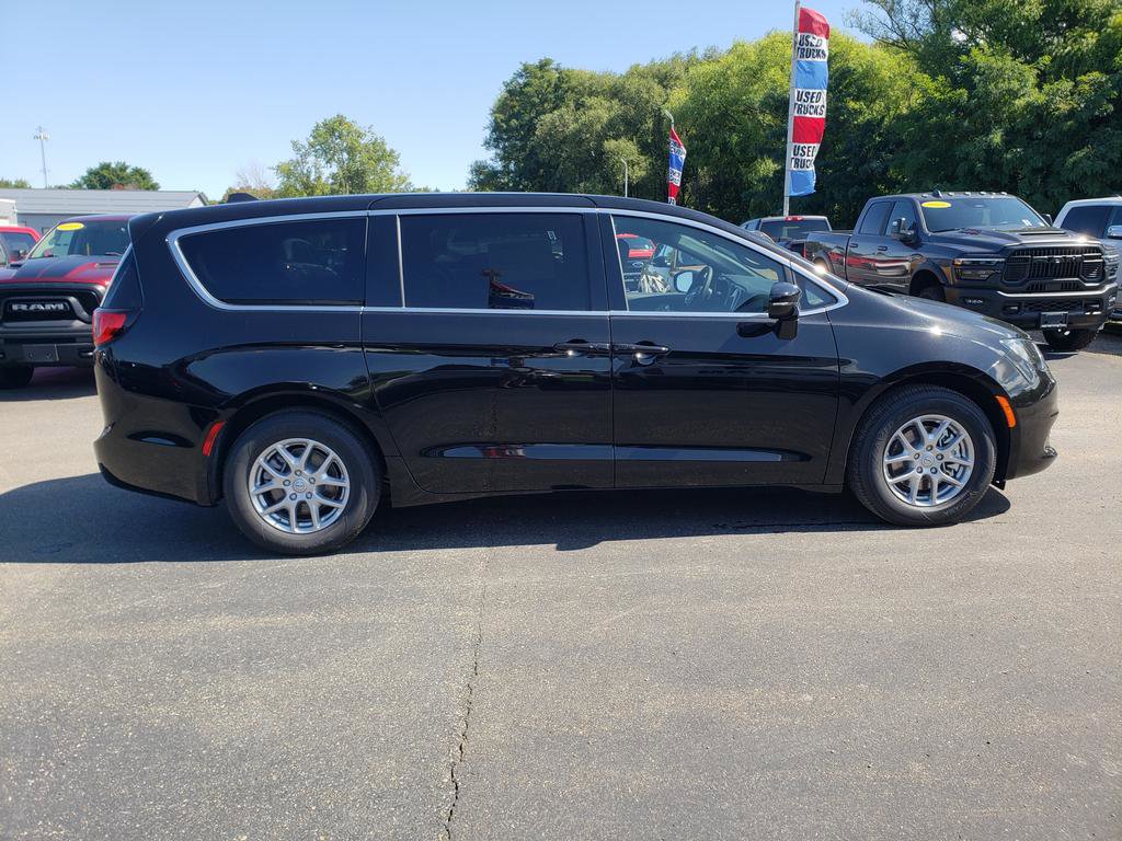 New 2026 Chrysler Voyager LX image 9