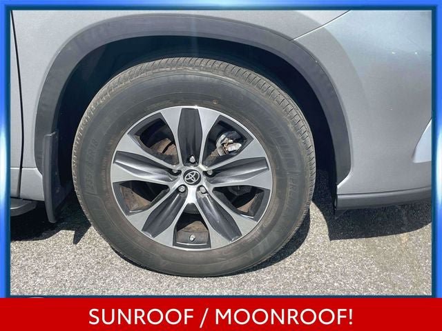 Used 2023 Toyota Highlander XLE AWD/4WD image 11