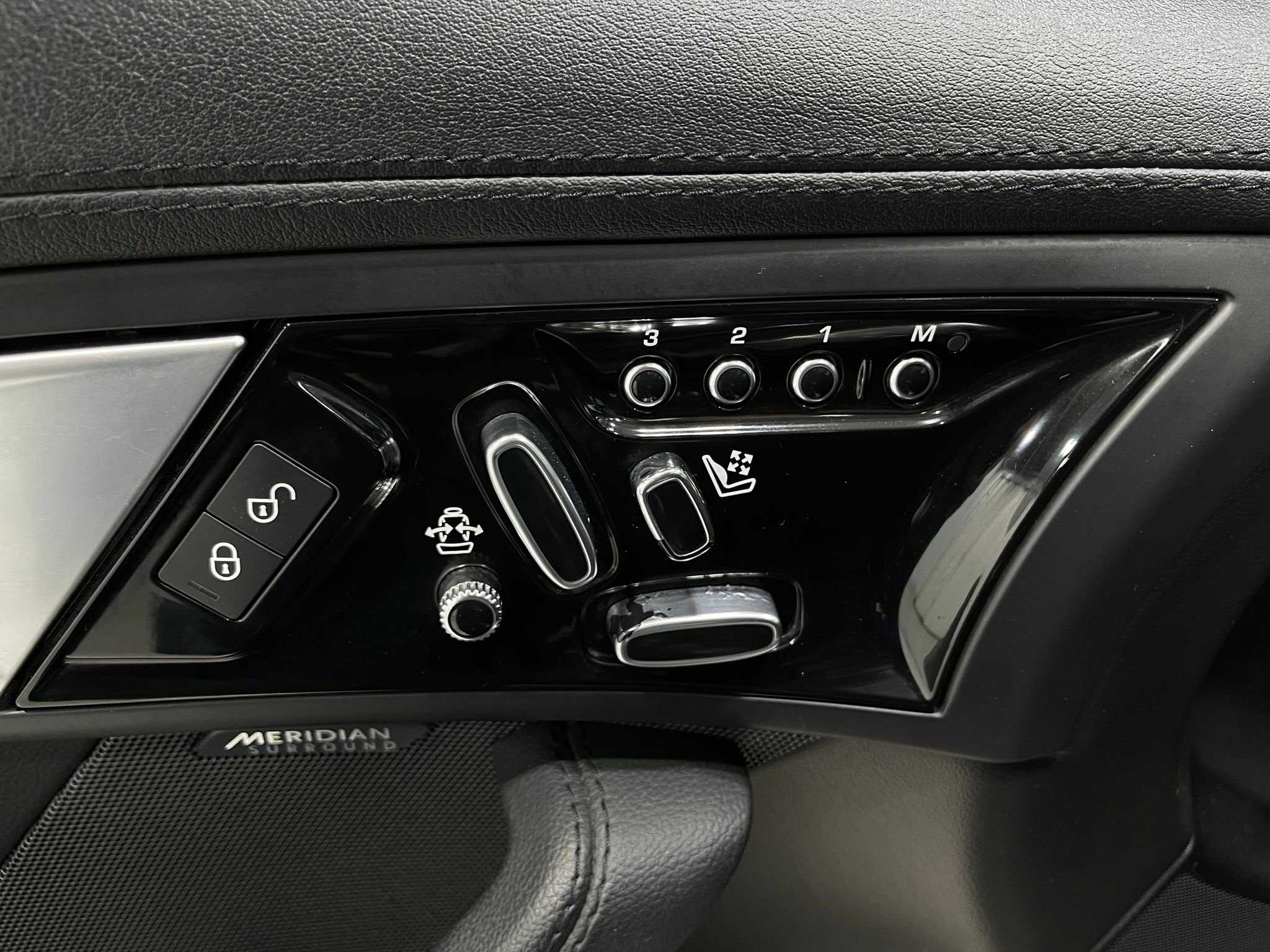 Used 2016 Jaguar F-TYPE S image 17