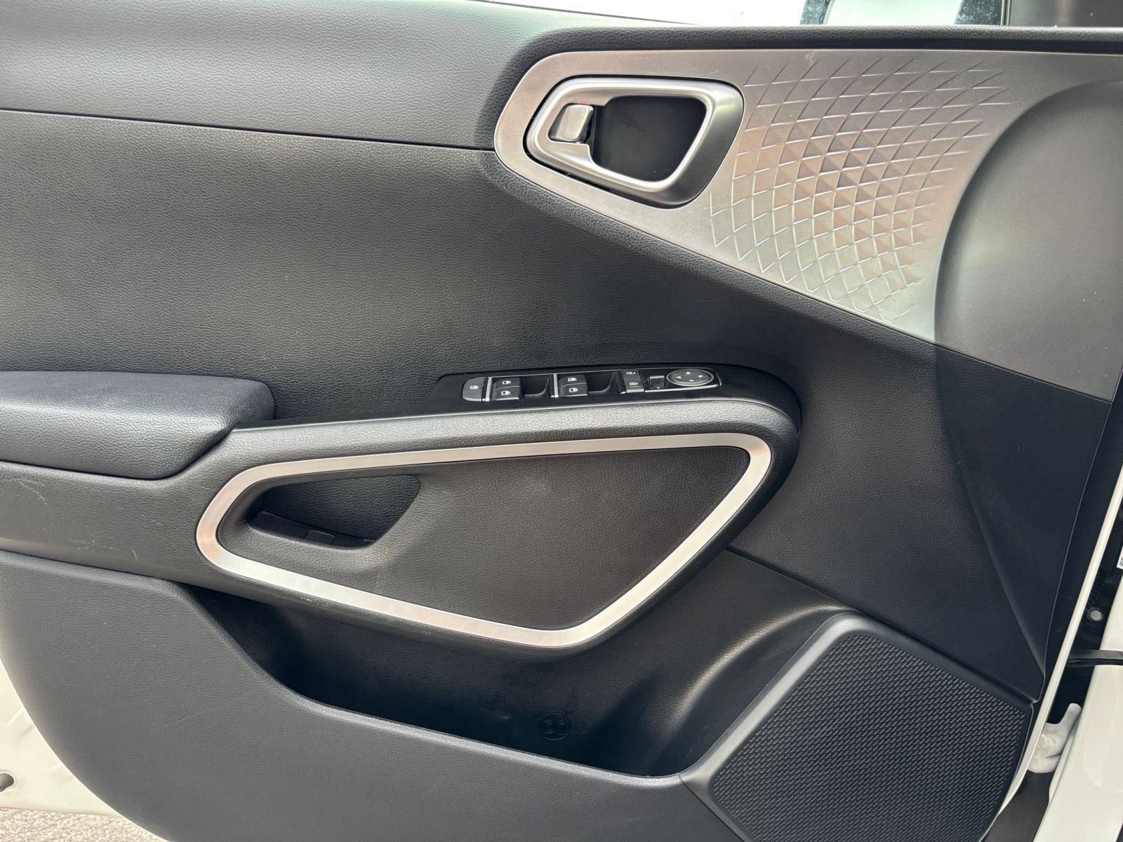Used 2025 Kia Soul LX w/ LX Technology Package FWD image 18