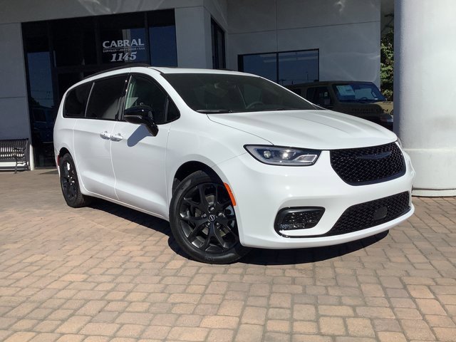 New 2026 Chrysler Pacifica Limited image 2