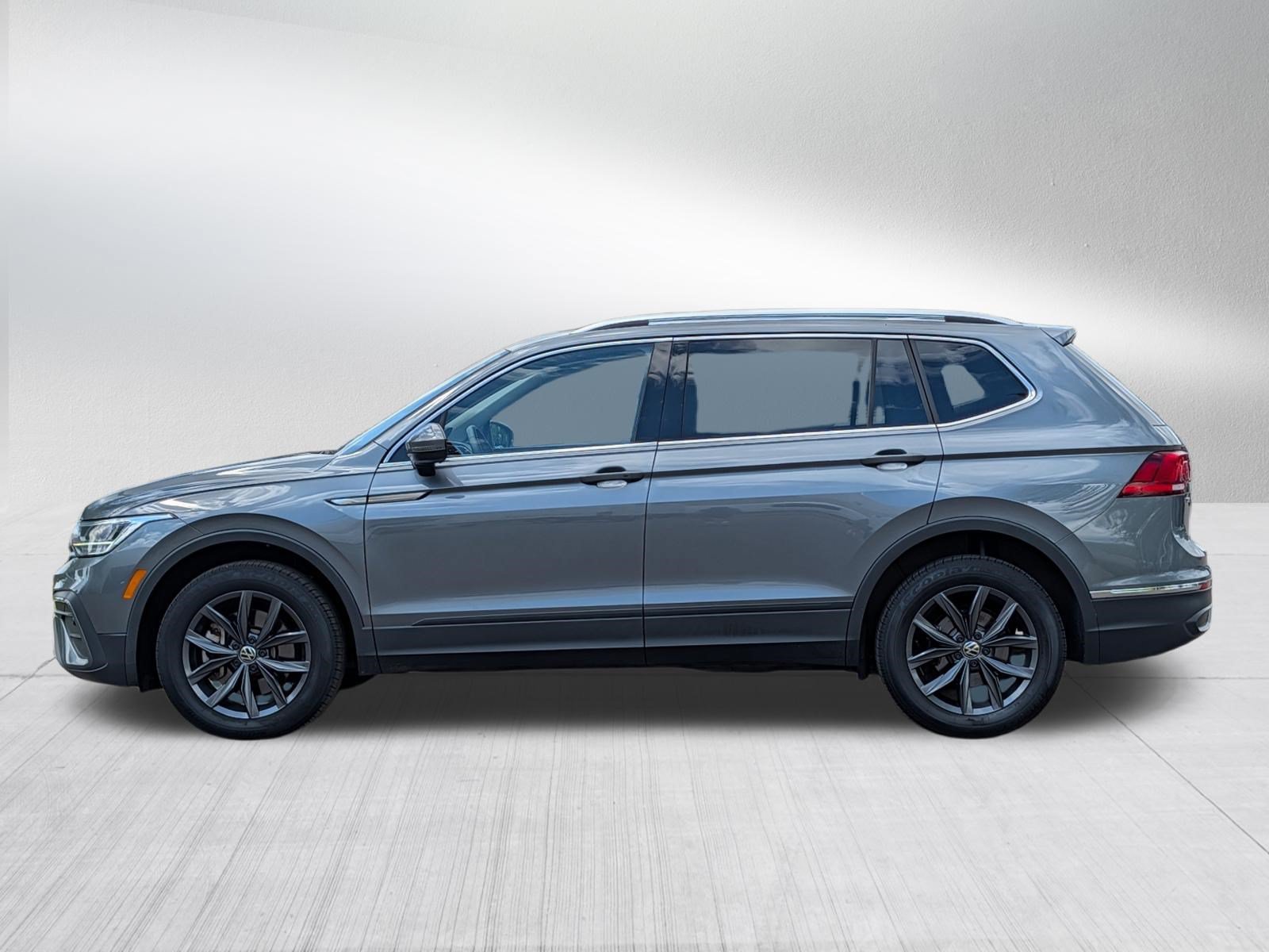 Certified 2023 Volkswagen Tiguan SE w/ Panoramic Sunroof Package AWD/4WD image 4