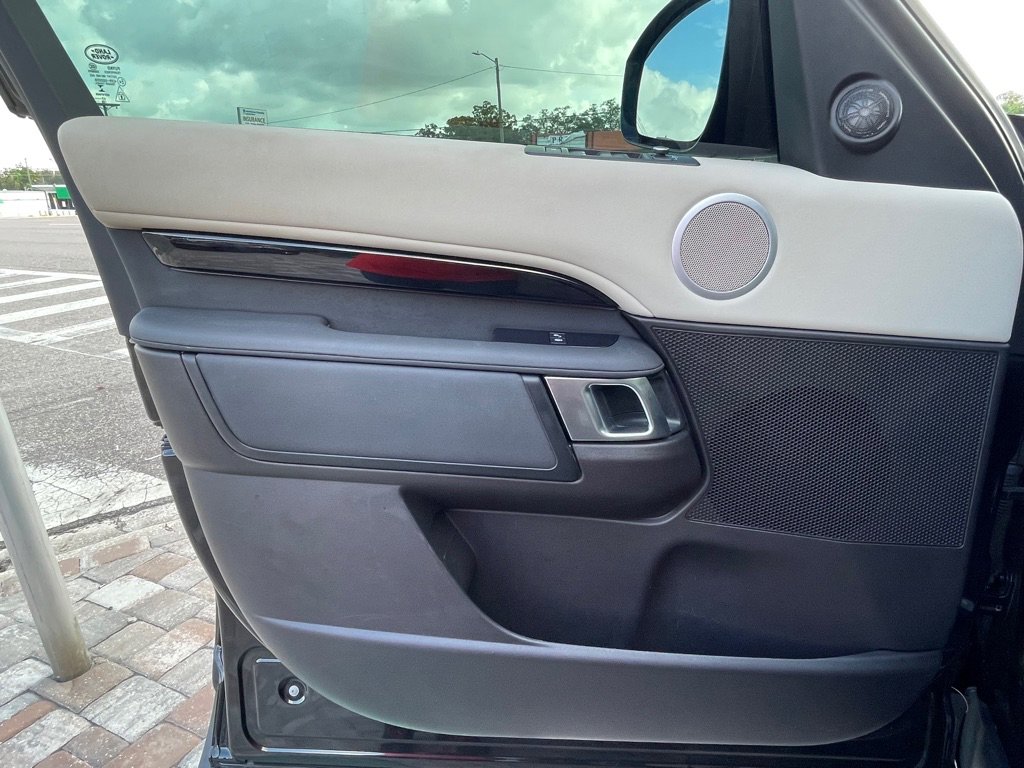 Used 2017 Land Rover Discovery SE image 28