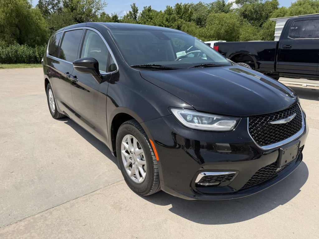 Used 2024 Chrysler Pacifica Touring-L FWD image 8
