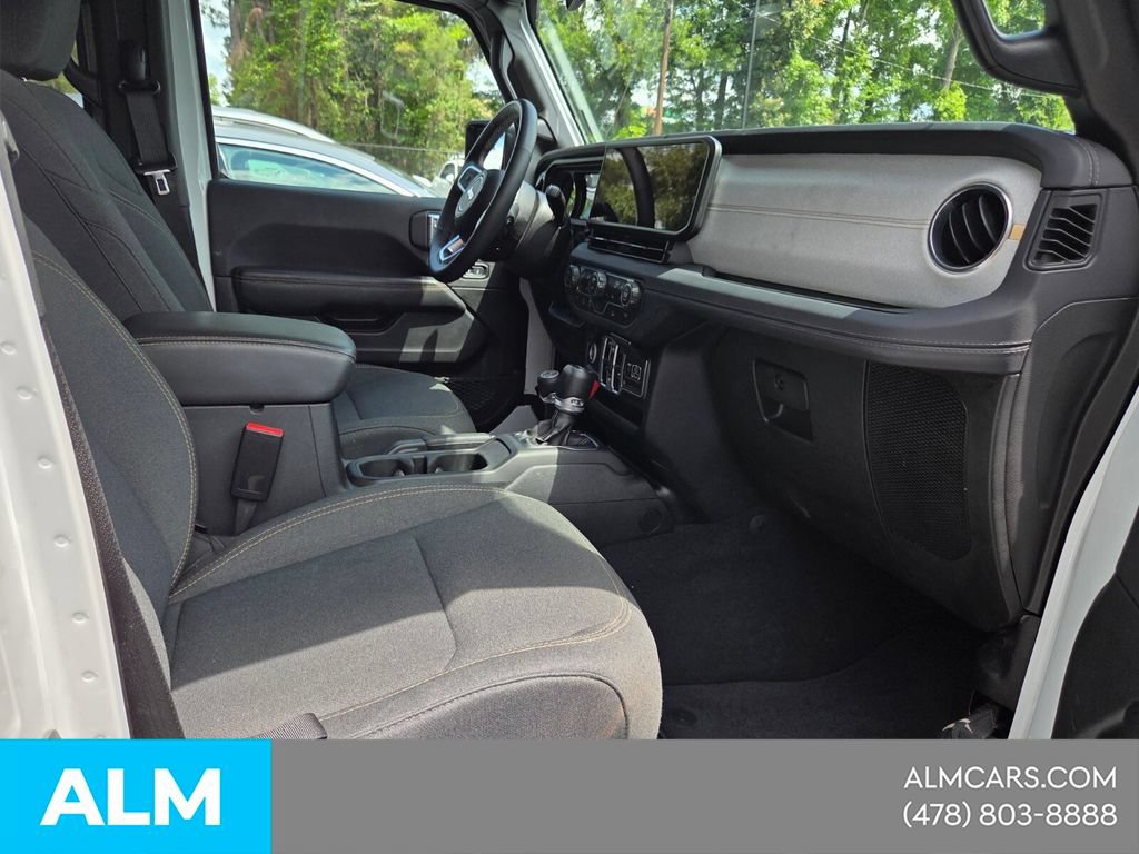 Used 2025 Jeep Wrangler Unlimited Sahara AWD/4WD image 16