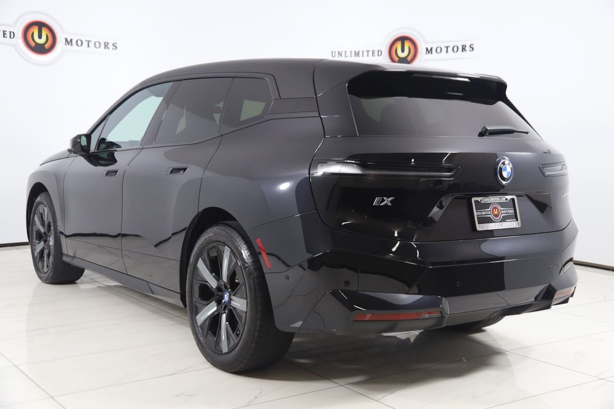 Used 2023 BMW iX xDrive50 w/ Sport Package AWD/4WD image 4