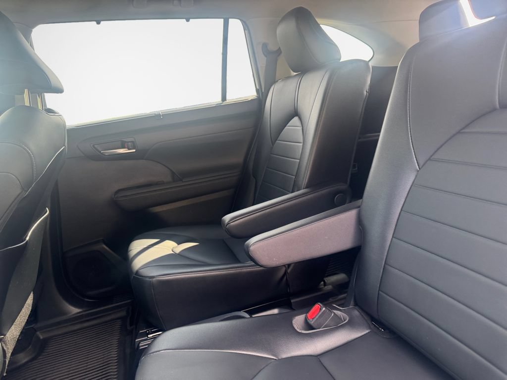 Used 2021 Toyota Highlander XLE AWD/4WD image 23