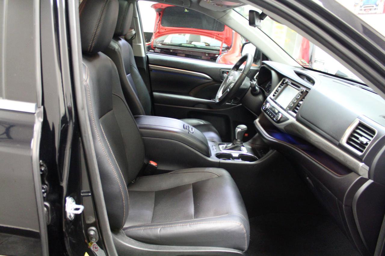 Used 2017 Toyota Highlander Limited Platinum image 25