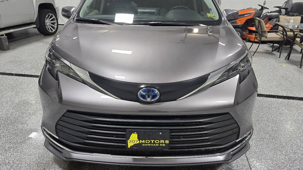 Used 2024 Toyota Sienna XLE w/ XLE Plus Package AWD/4WD image 6