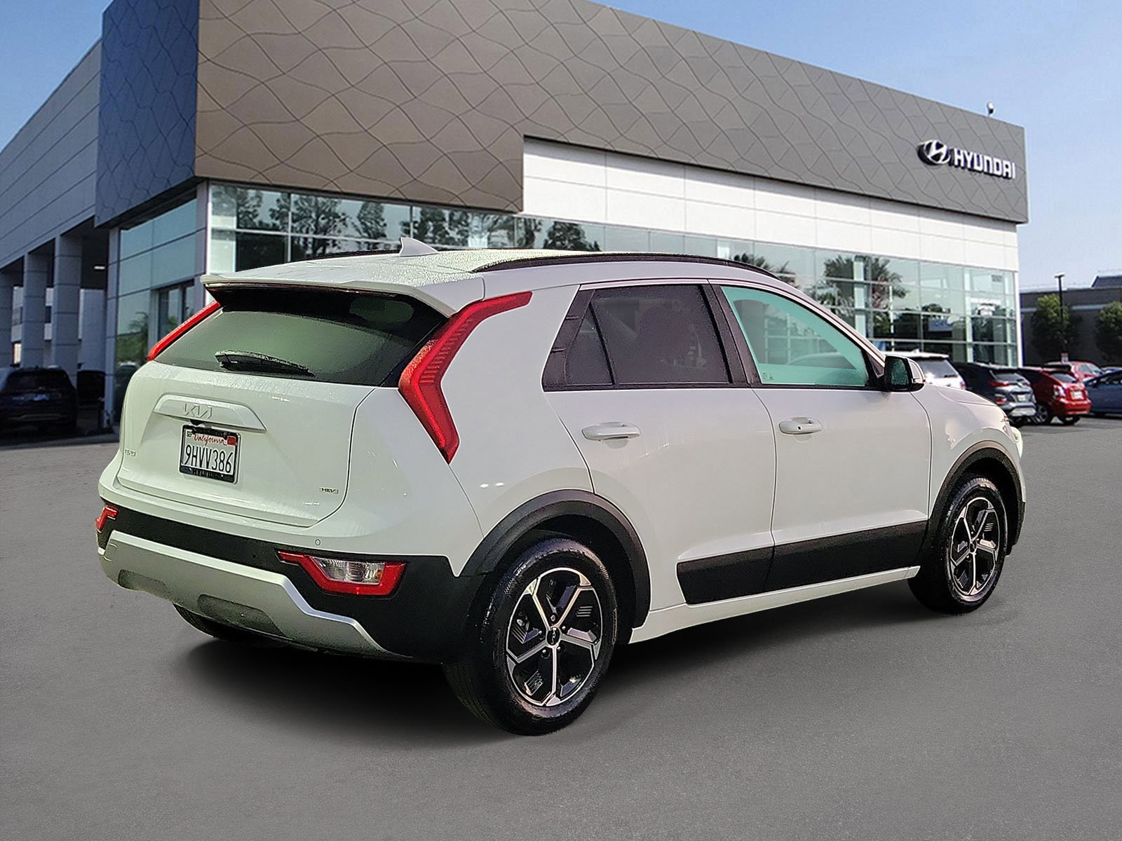 Used 2023 Kia Niro EX image 2