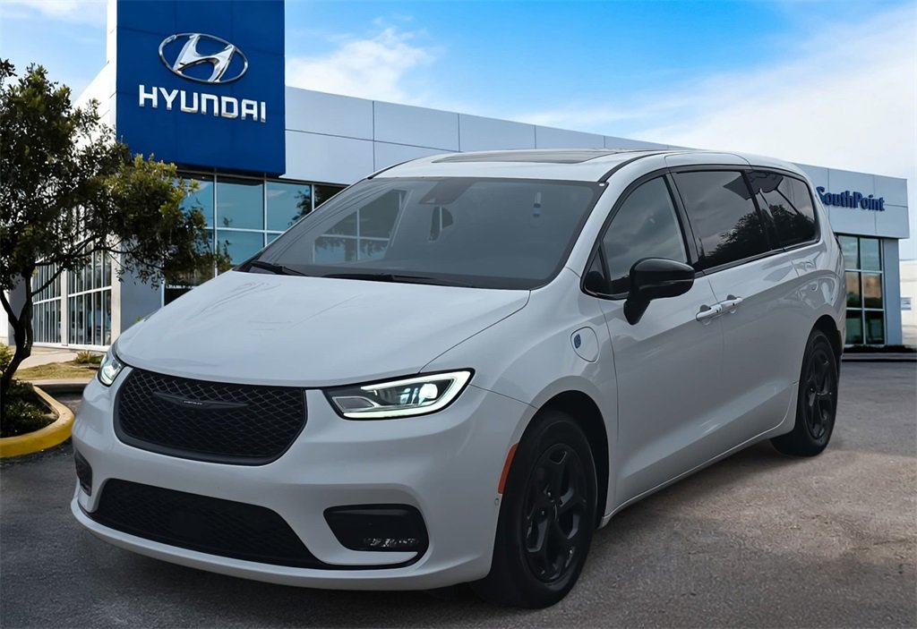 Used 2023 Chrysler Pacifica Limited w/ Uconnect Theater Family Group