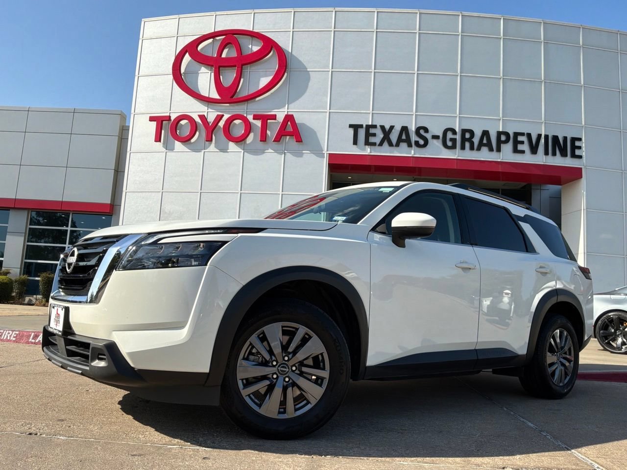 Used 2025 Nissan Pathfinder SV AWD/4WD image 2