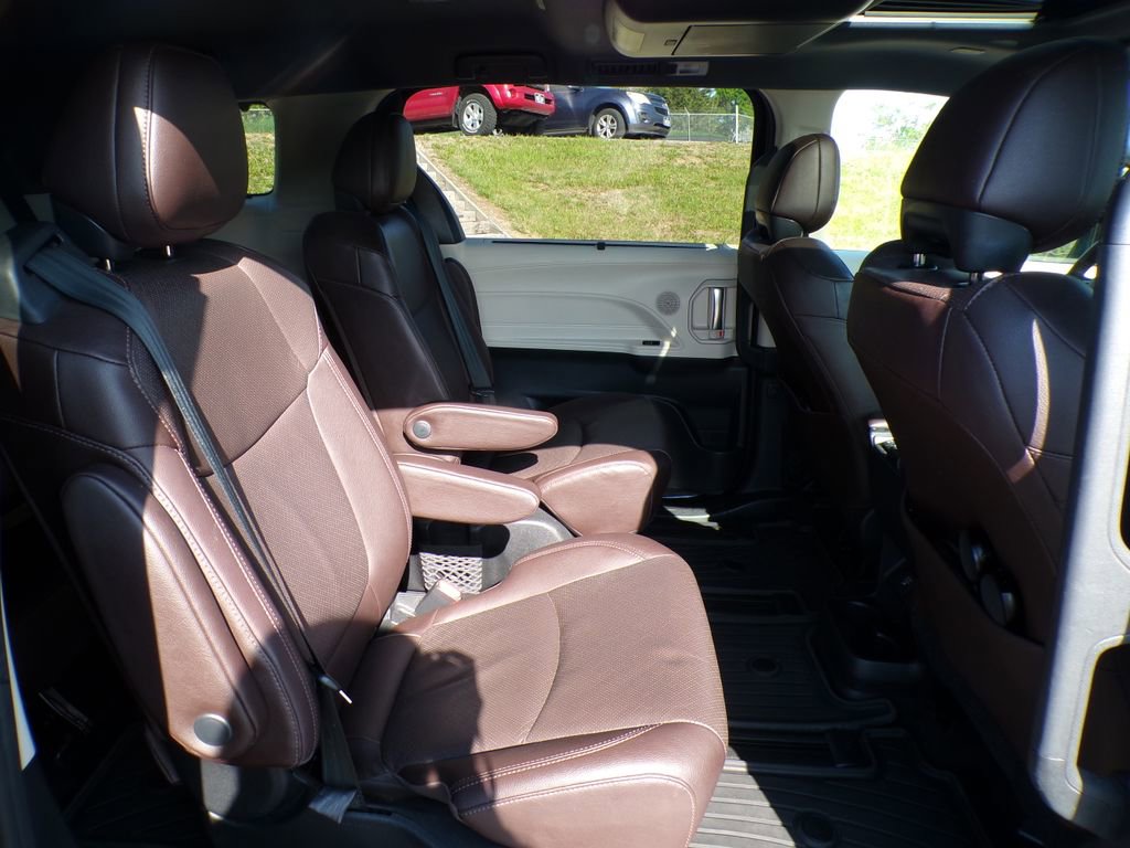 Used 2021 Toyota Sienna Platinum AWD/4WD image 17