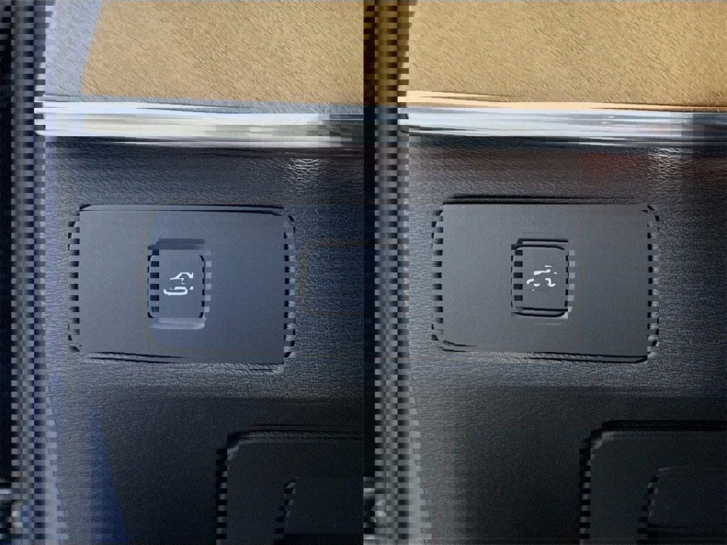 Certified 2025 Volvo XC90 B6 Plus image 10