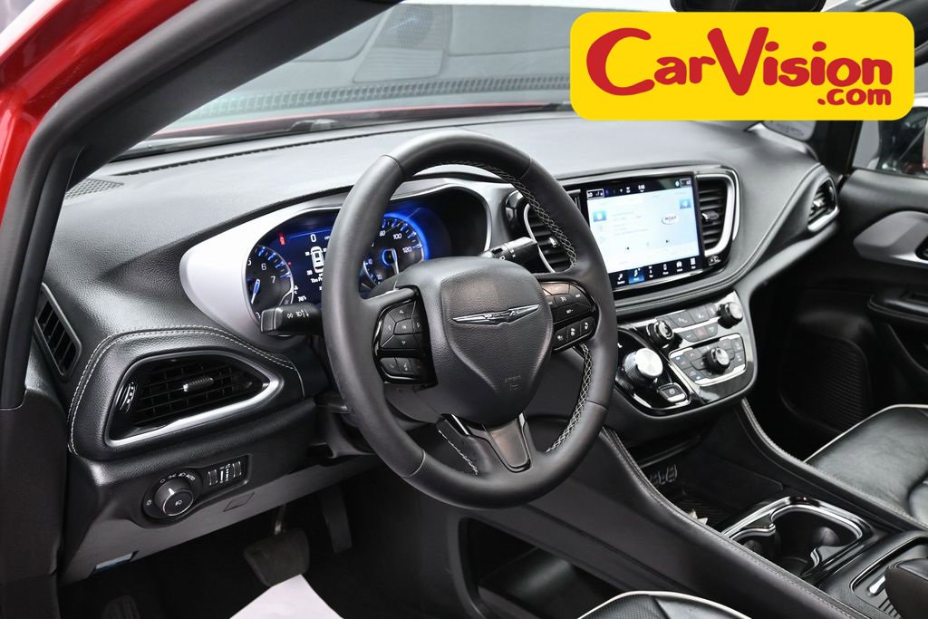 Used 2025 Chrysler Pacifica Limited image 17