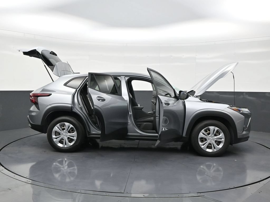 Used 2025 Chevrolet Trax LS FWD image 29