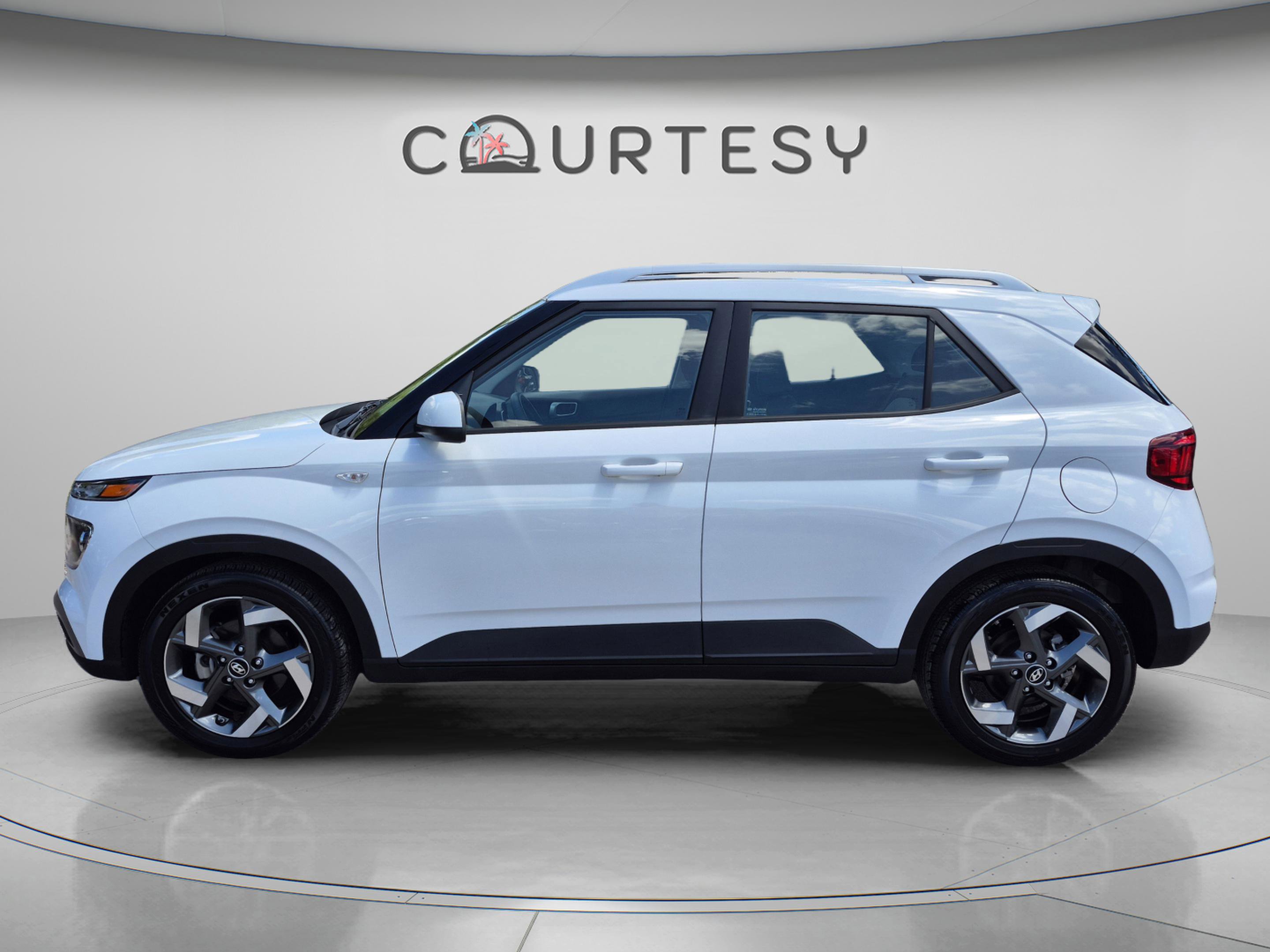 Used 2023 Hyundai Venue SEL FWD image 2
