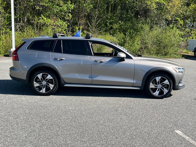 Used 2021 Volvo V60 T5 Cross Country image 3