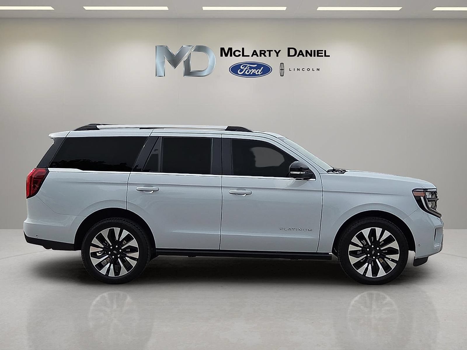 Used 2025 Ford Expedition Platinum w/ Driver's Package AWD/4WD image 6