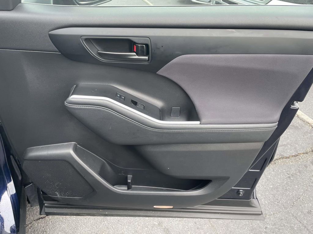 Used 2023 Toyota Highlander LE image 46