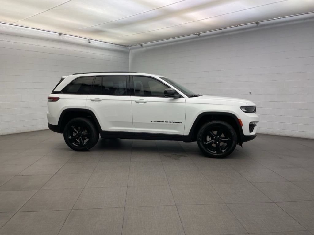 New 2025 Jeep Grand Cherokee Limited w/ Luxury Tech Group II RWD image 2