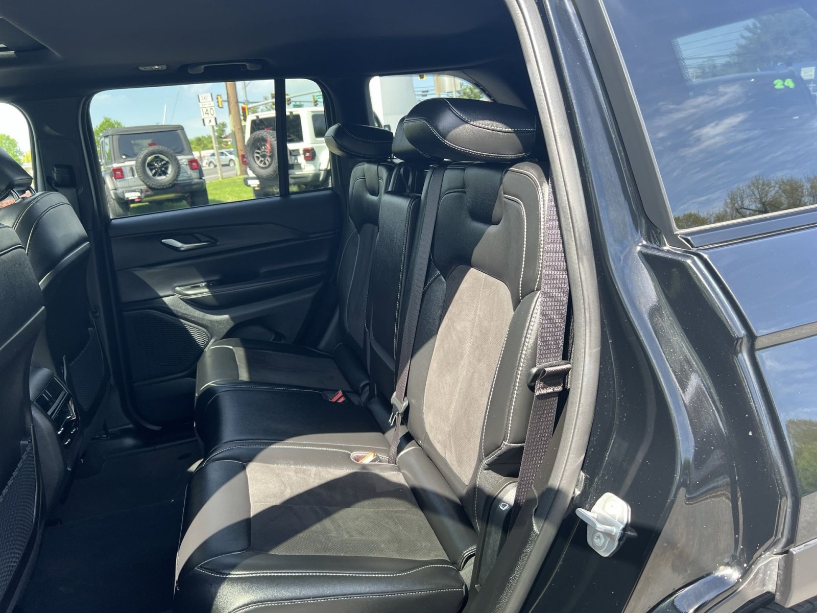 Used 2023 Jeep Grand Cherokee Altitude image 32