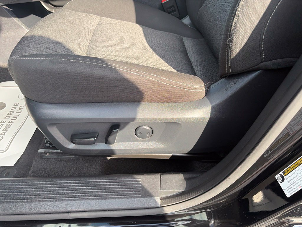 Used 2025 Nissan Rogue SV AWD/4WD image 16