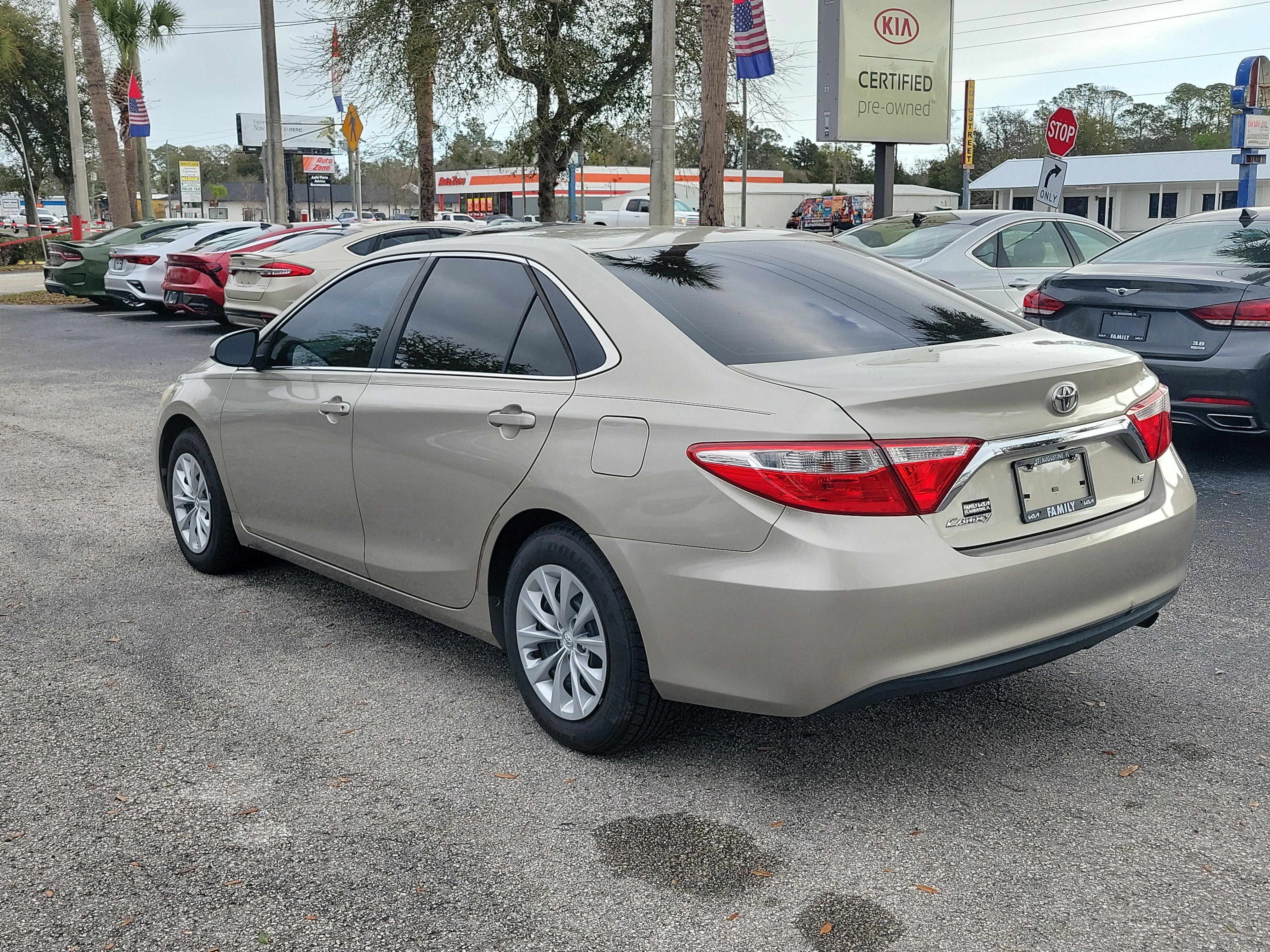 Used 2015 Toyota Camry LE image 4