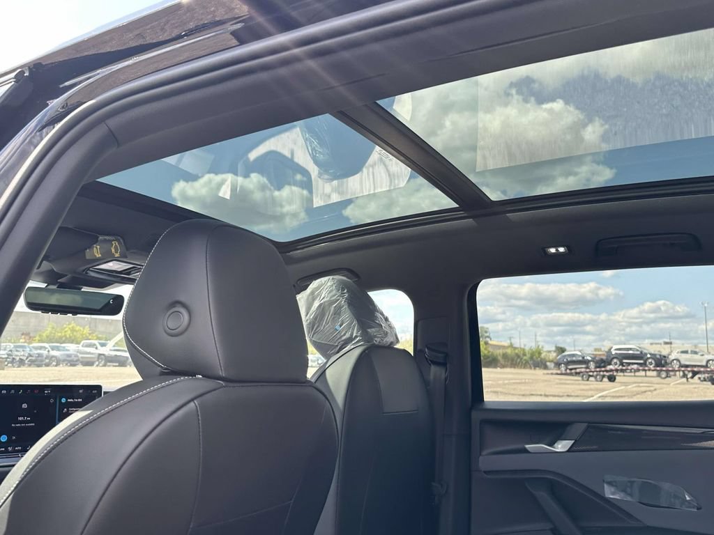 New 2026 Volkswagen Tiguan SE R-Line AWD/4WD image 11